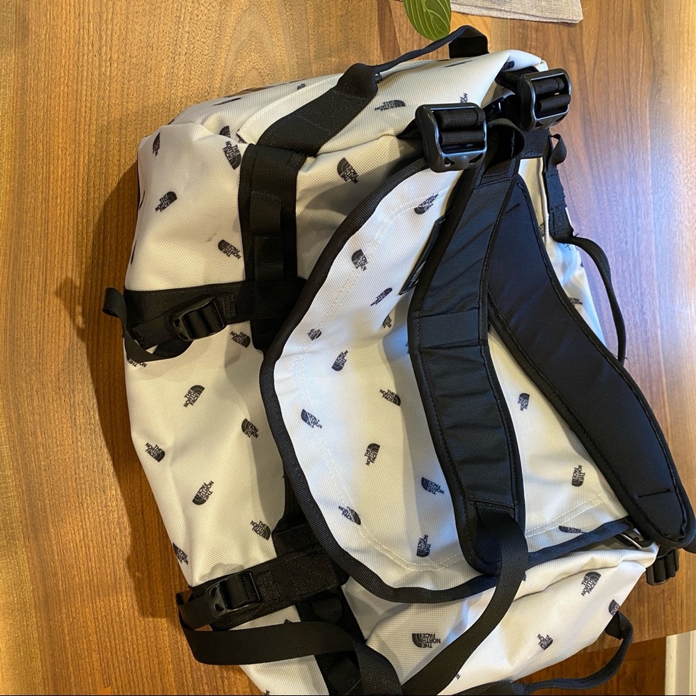 The North Face Monochrome Travel Bag - Picture 4 of 5